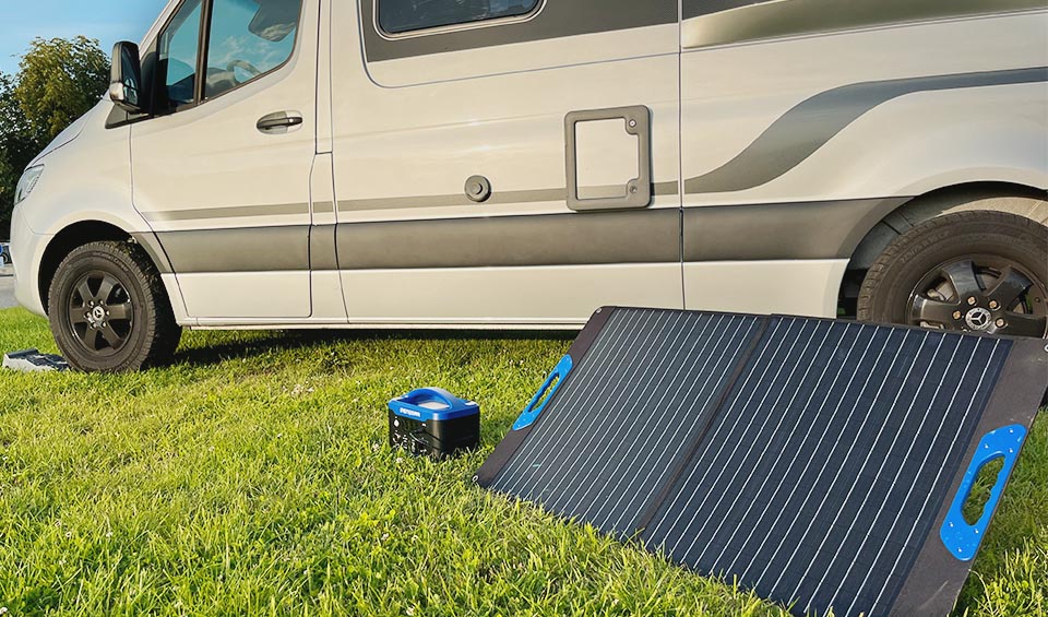 Ein DENQBAR Solargenerator macht sich Spitze auf jedem Campingplatz