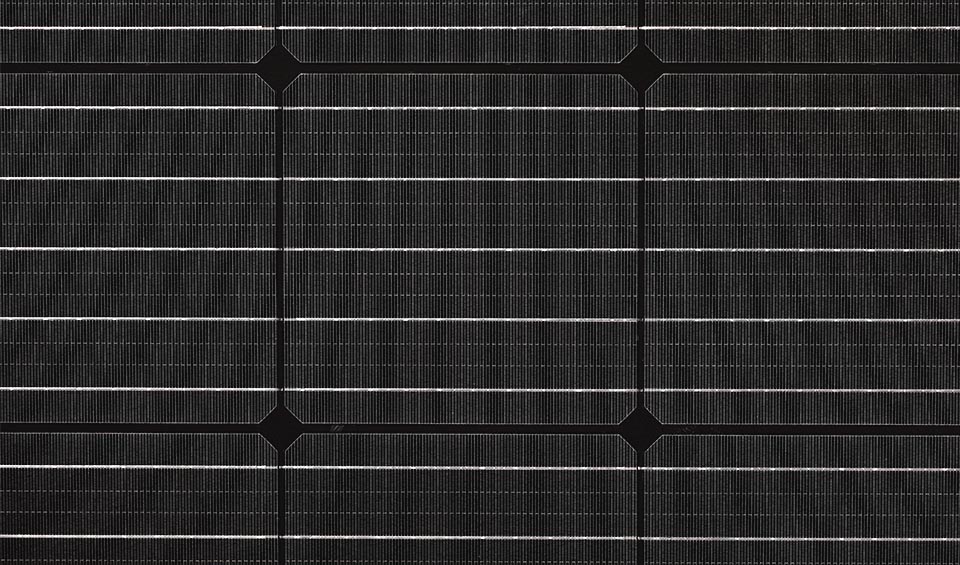 Monokristalline Solarpanels sind schwarz und glatt